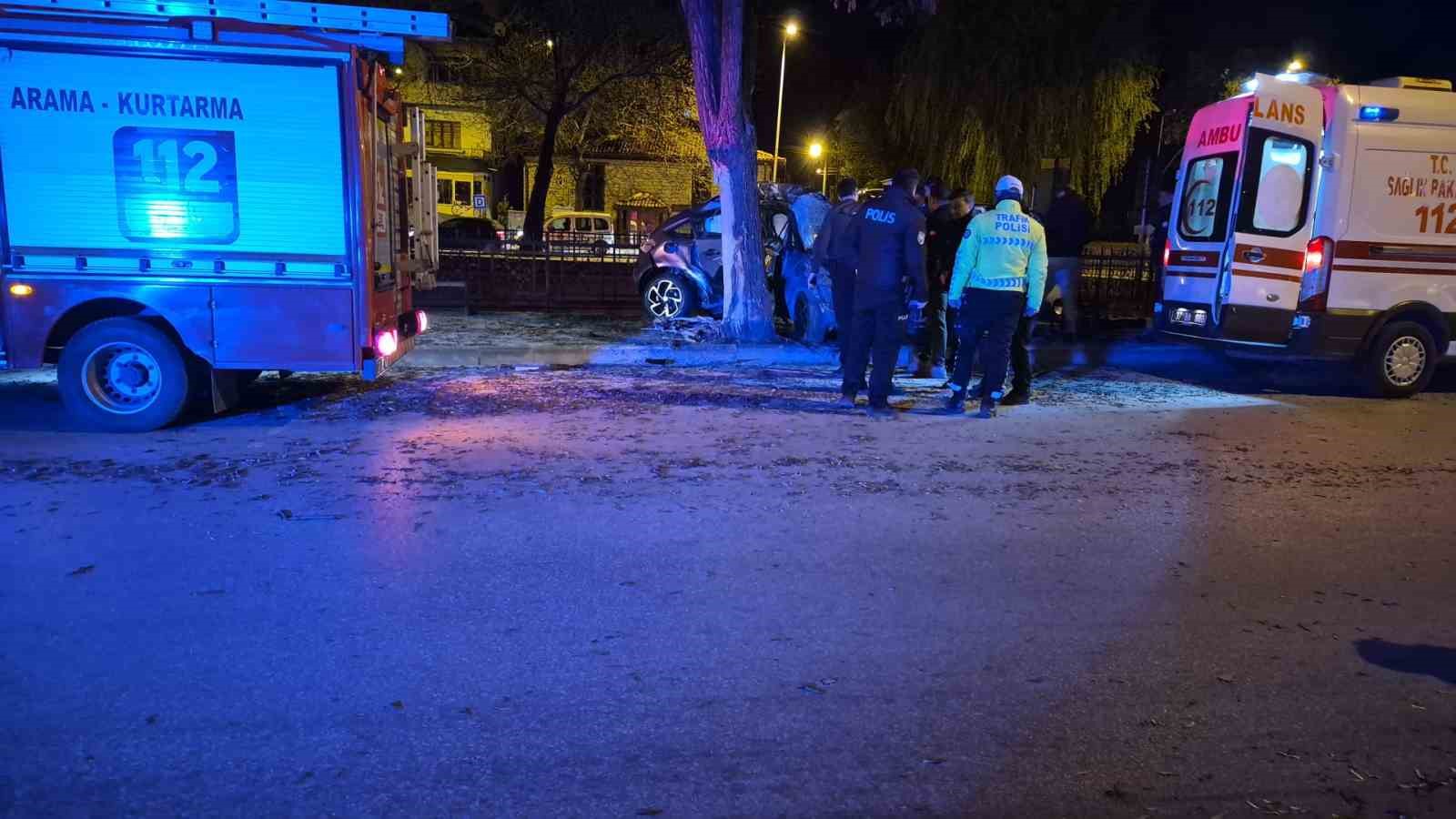 kontrolden cikan otomobil kaldirimda agaca carpti 1 olu 1 yarali 5