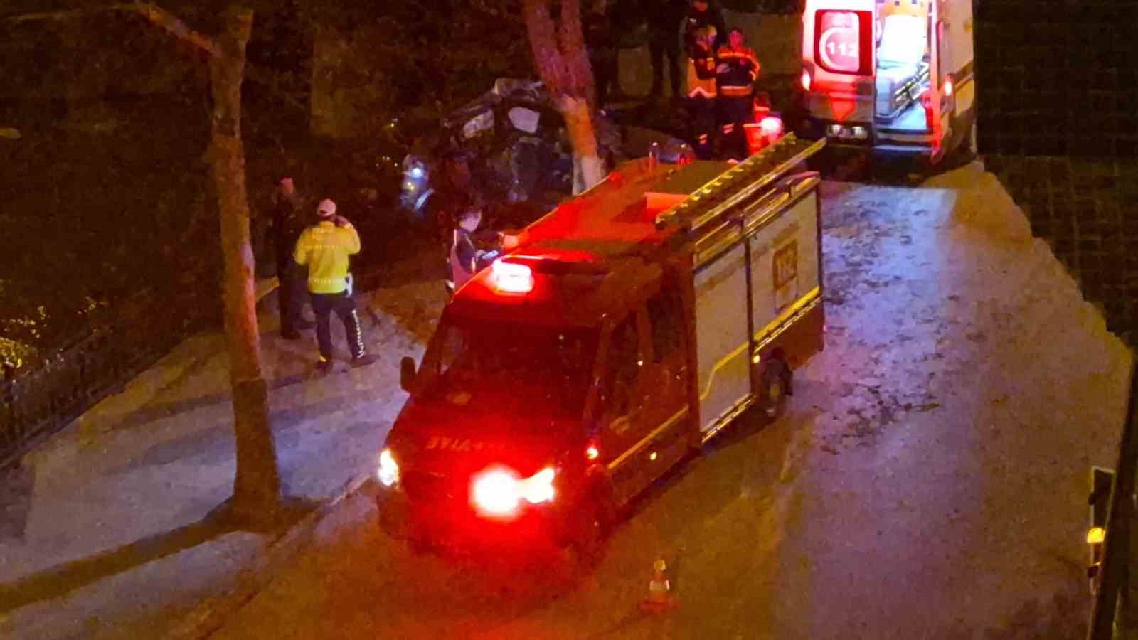 kontrolden cikan otomobil kaldirimda agaca carpti 1 olu 1 yarali 6