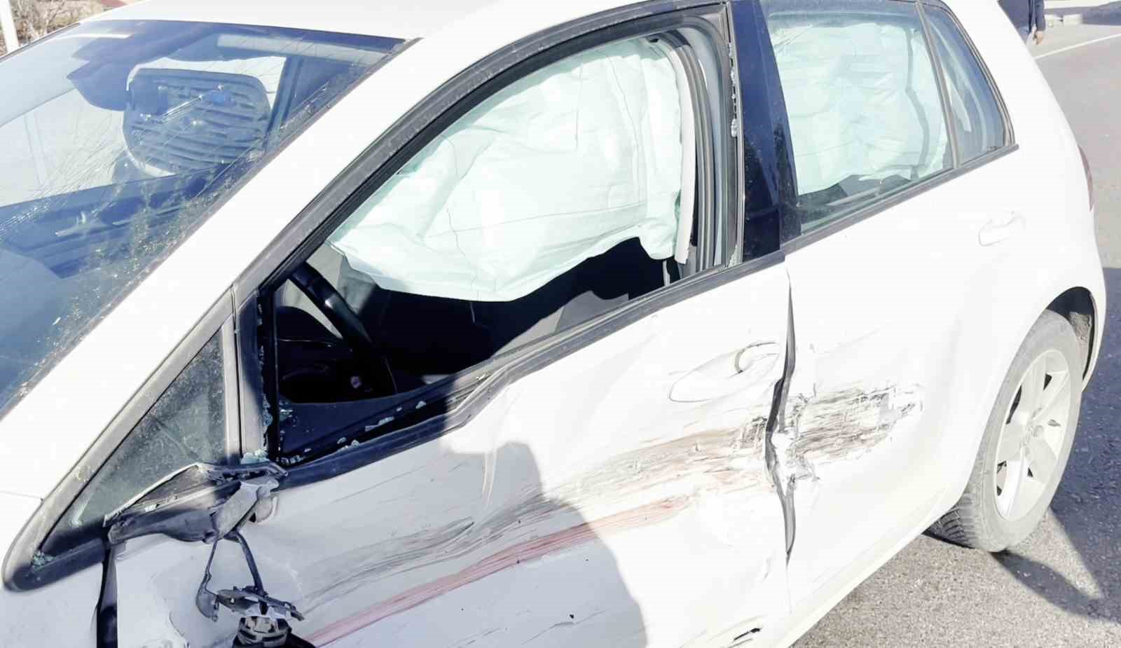 kontrolden cikan otomobil karsi seride gecip araca carpti 1 yarali 1 vRyHF3g5