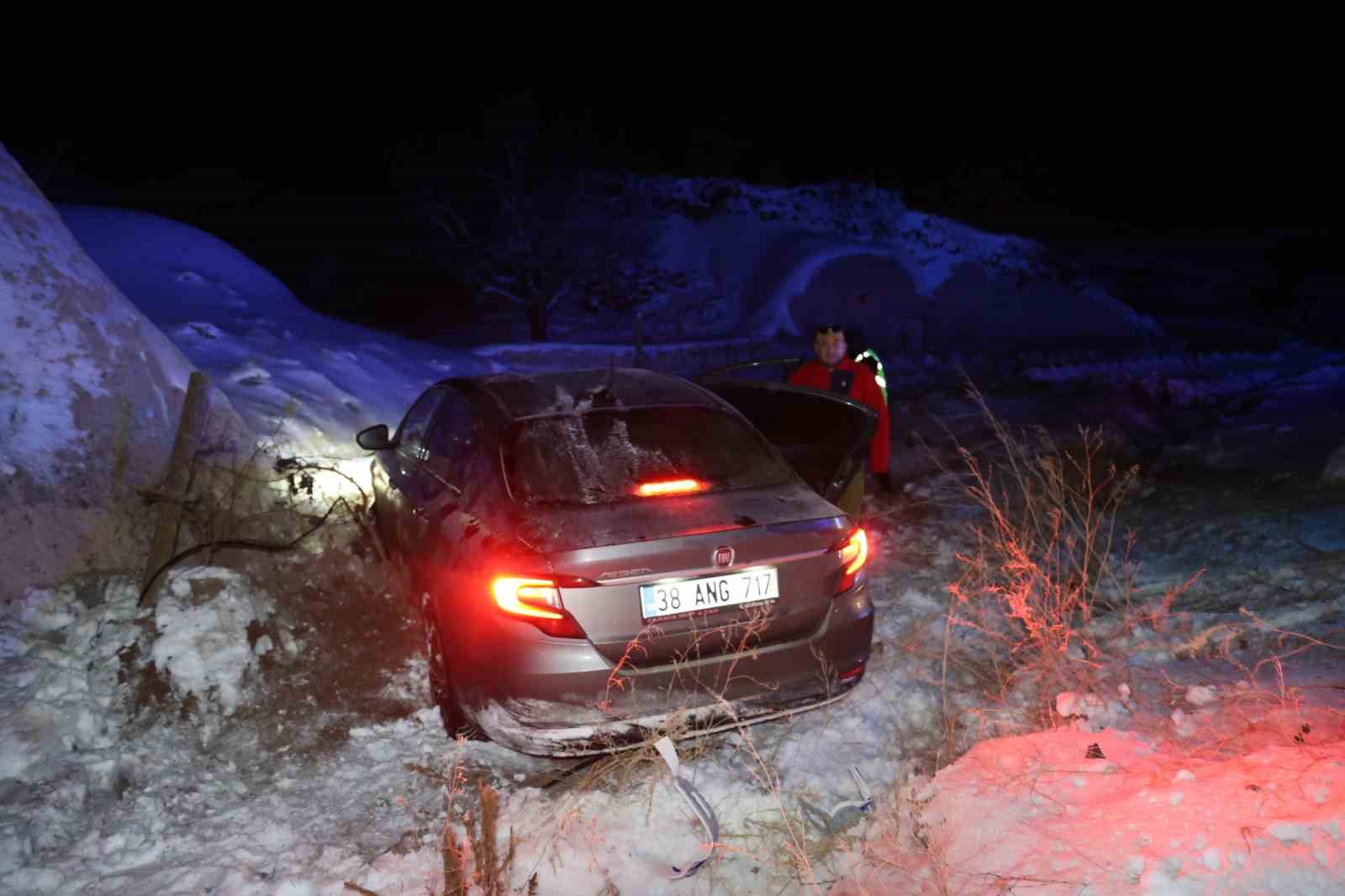 kontrolden cikan otomobil kayaya carparak durabildi 4 umPvb3VJ