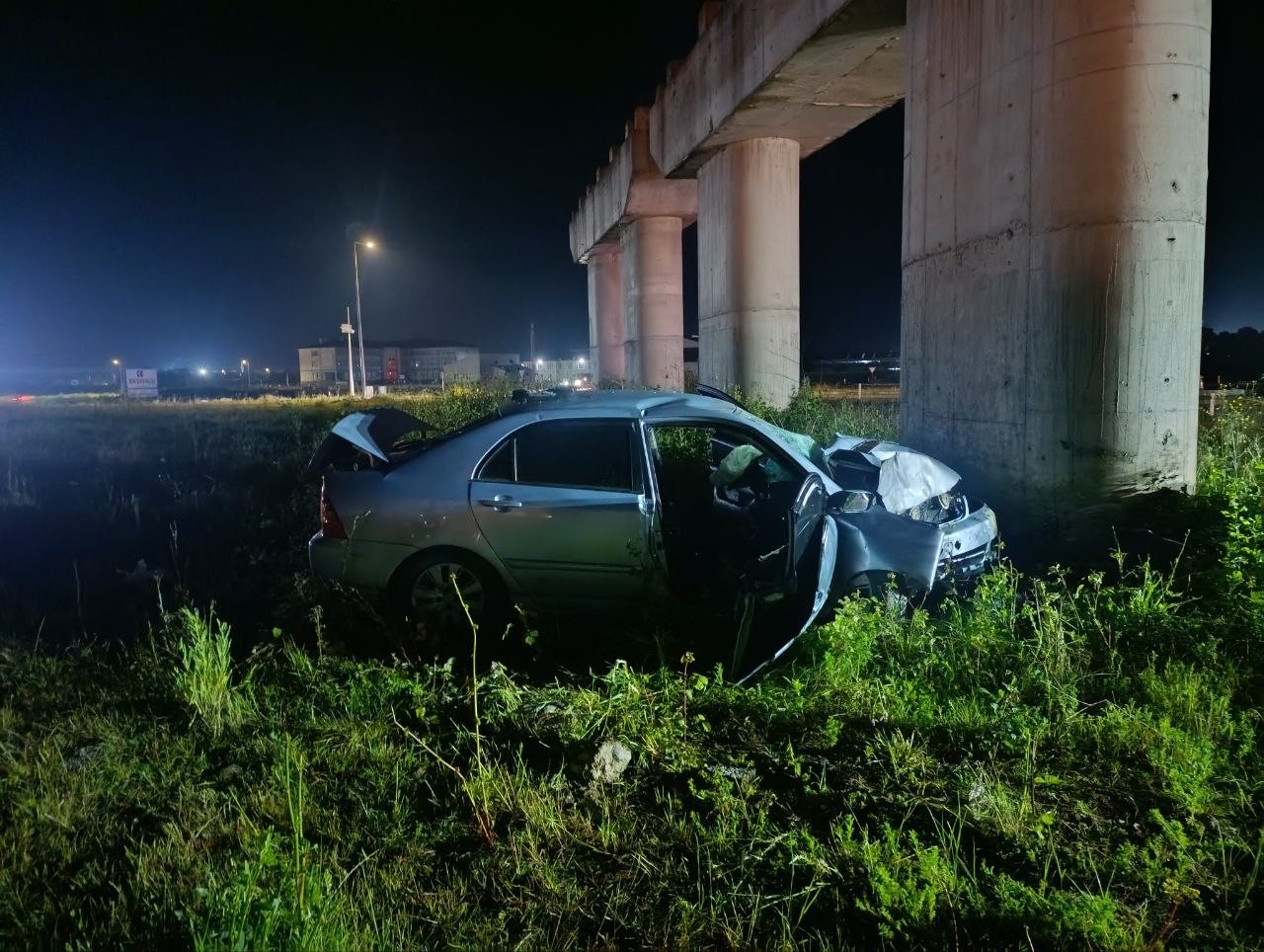 kontrolden cikan otomobil kopru ayagina carparak durdu 2 yarali 3 caVsJImz