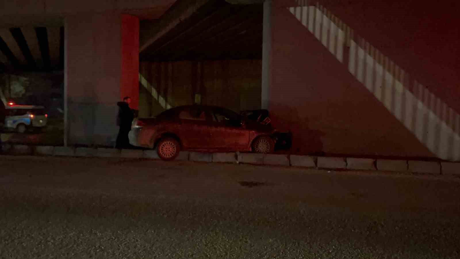 kontrolden cikan otomobil koprunun kolonuna saplandi 1i agir 2 yarali 2