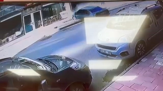 kontrolden cikan otomobil magazaya boyle daldi 1 swD3Awpa