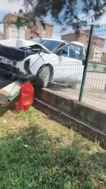 kontrolden cikan otomobil okul duvarina girdi 0 GHhlTyjY