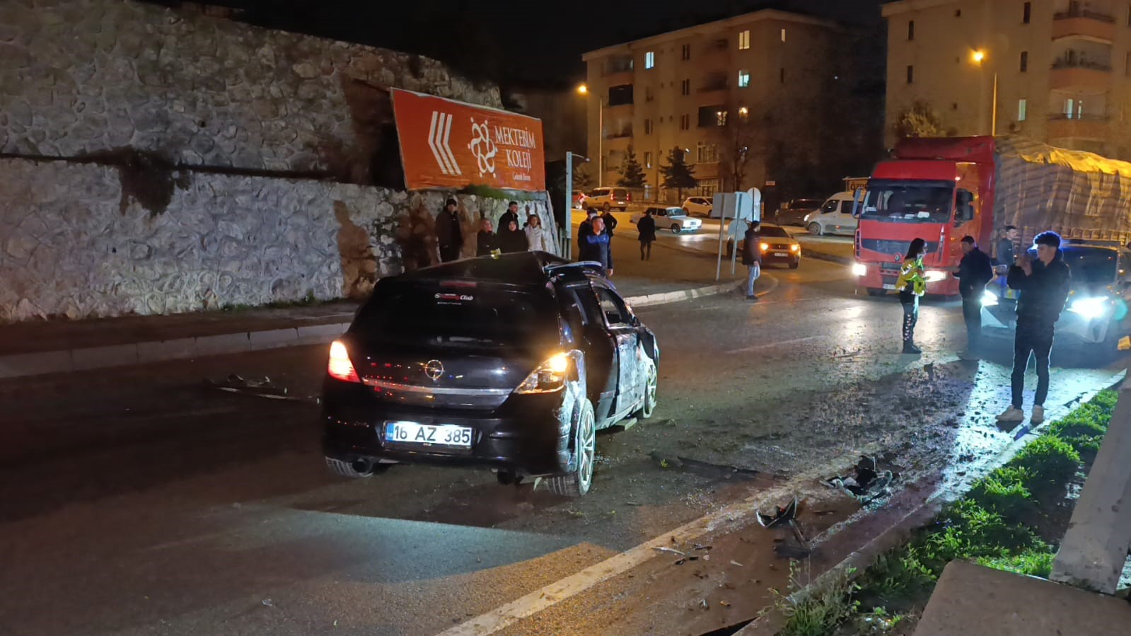 kontrolden cikan otomobil once takla atti sonra direge capti 3 kisi yaralandi 3 WdOEyVry