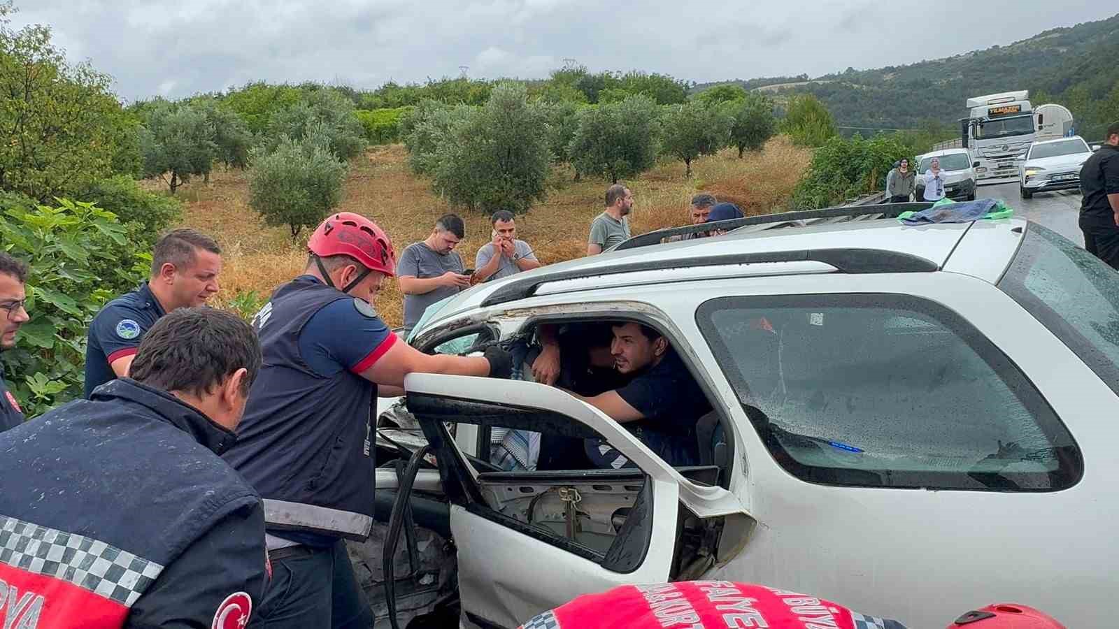 kontrolden cikan otomobil onundeki tira carpti 1 olu 2 yarali 0 tKiF8NcV