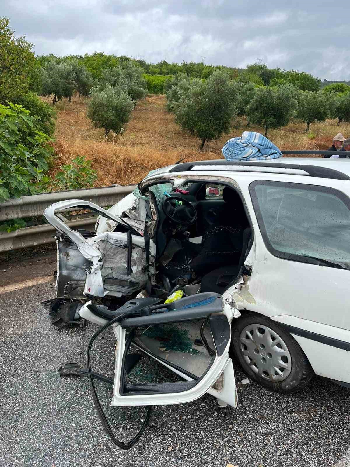 kontrolden cikan otomobil onundeki tira carpti 1 olu 2 yarali 1 ebUjZ6hi