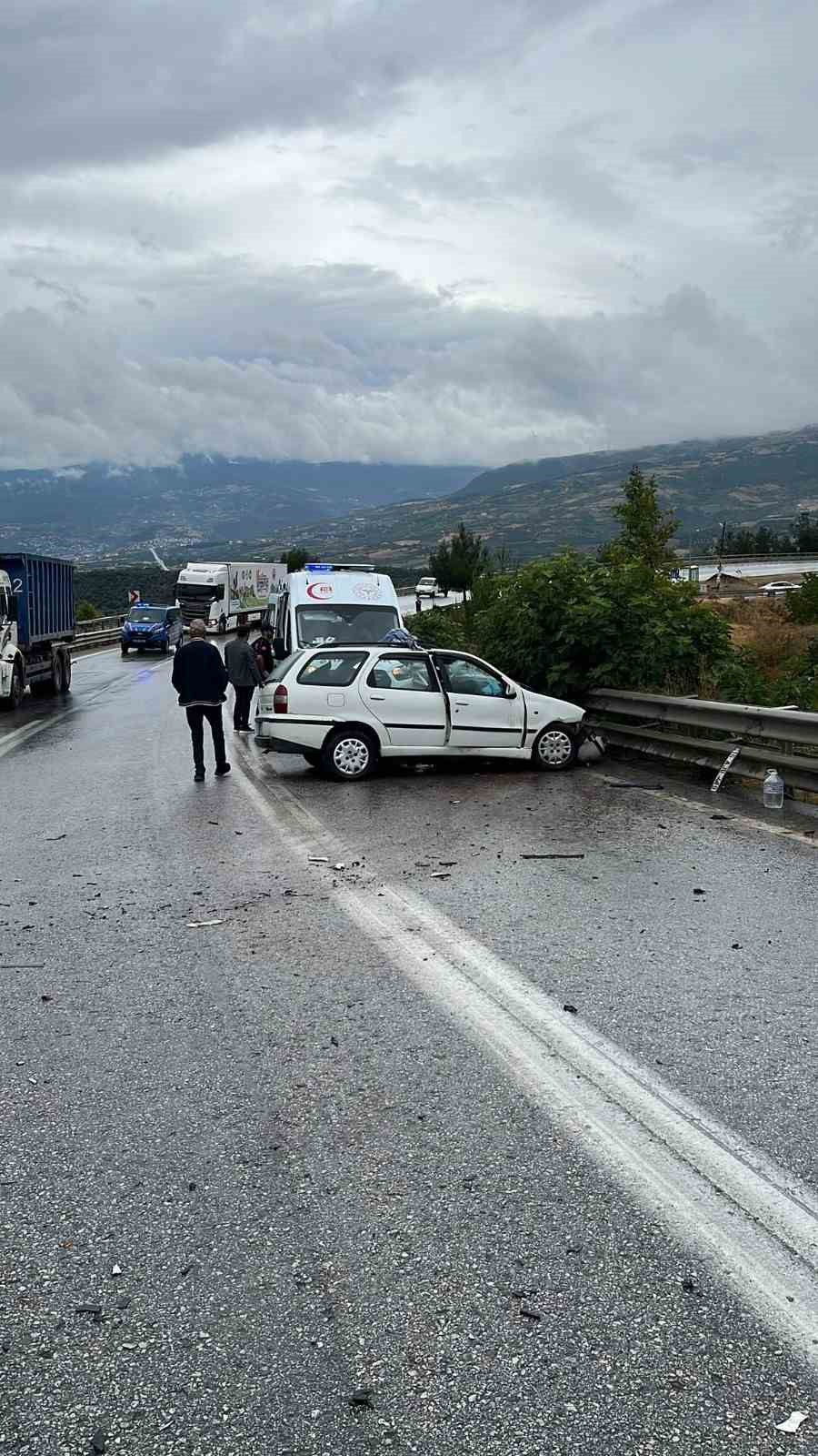kontrolden cikan otomobil onundeki tira carpti 1 olu 2 yarali 2 ULqOQA2m