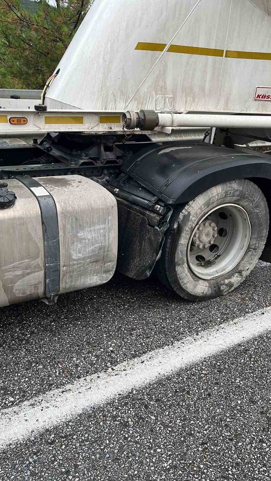 kontrolden cikan otomobil onundeki tira carpti 1 olu 2 yarali 3 ribBALA5