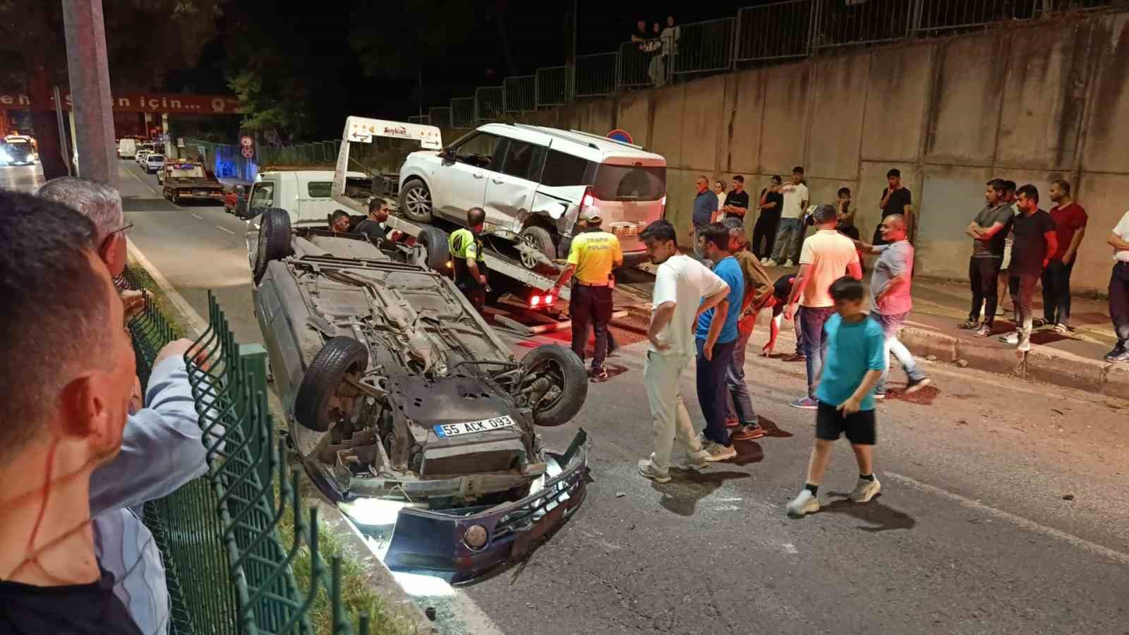 Kontrolden çıkan otomobil park halindeki araçlara çarpıp takla attı: 2 yaralı 4 kontrolden cikan otomobil park halindeki araclara carpip takla atti 2 yarali 0 CYF4pHhR