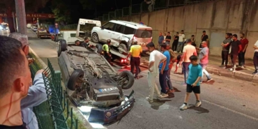 kontrolden-cikan-otomobil-park-halindeki-araclara-carpip-takla-atti-2-yarali-ICOywrrA.jpg