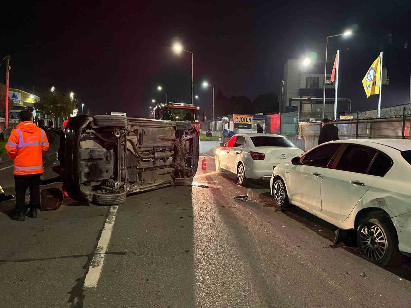 kontrolden cikan otomobil park halindeki araclara carpip yan yatti 1