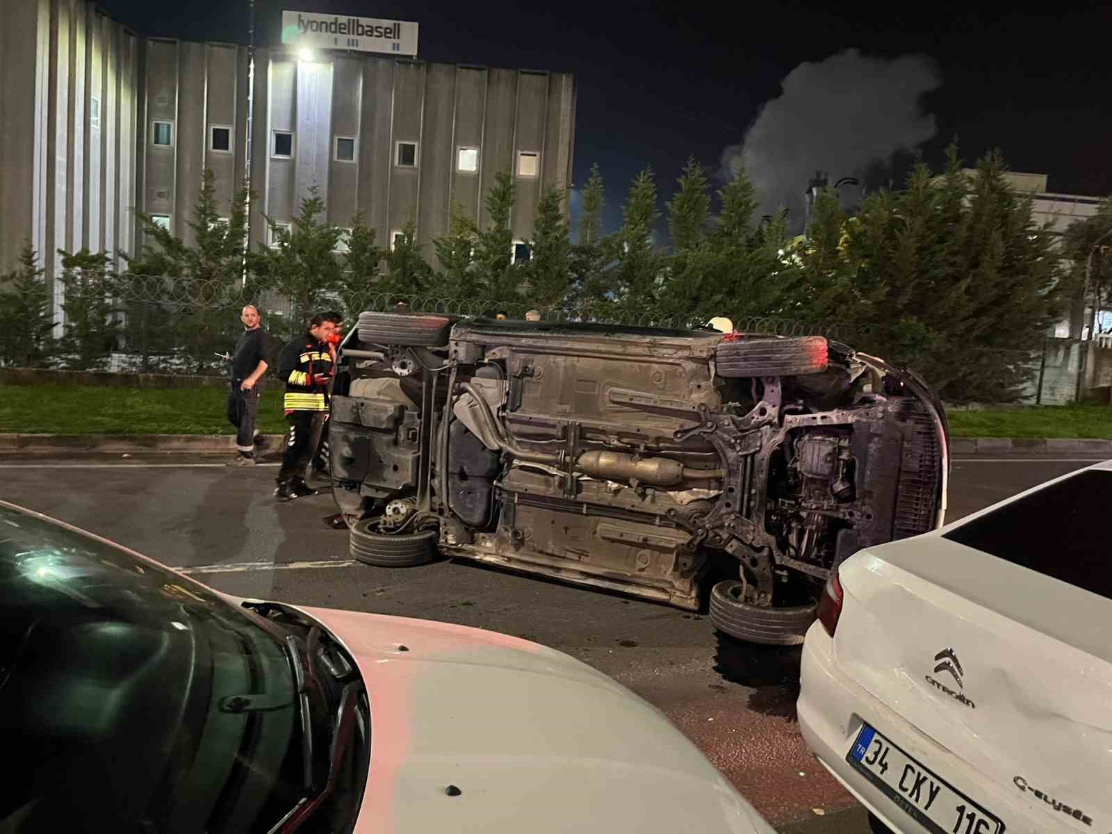 kontrolden cikan otomobil park halindeki araclara carpip yan yatti 2