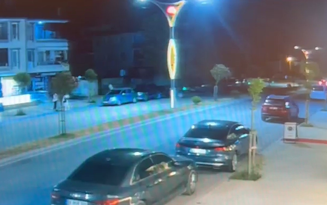 Kontrolden çıkan otomobil park halindeki araçlara çarptı: O anlar kamerada 5 kontrolden cikan otomobil park halindeki araclara carpti o anlar kamerada 1 JKrJ1wlN