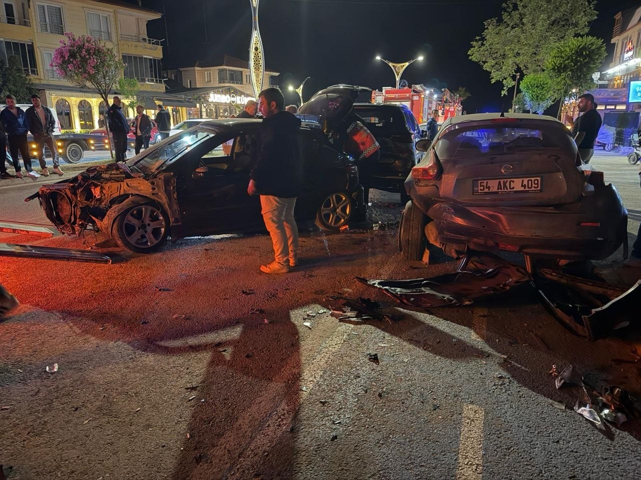 Kontrolden çıkan otomobil park halindeki araçlara çarptı: O anlar kamerada 6 kontrolden cikan otomobil park halindeki araclara carpti o anlar kamerada 2 FjJeOE3U