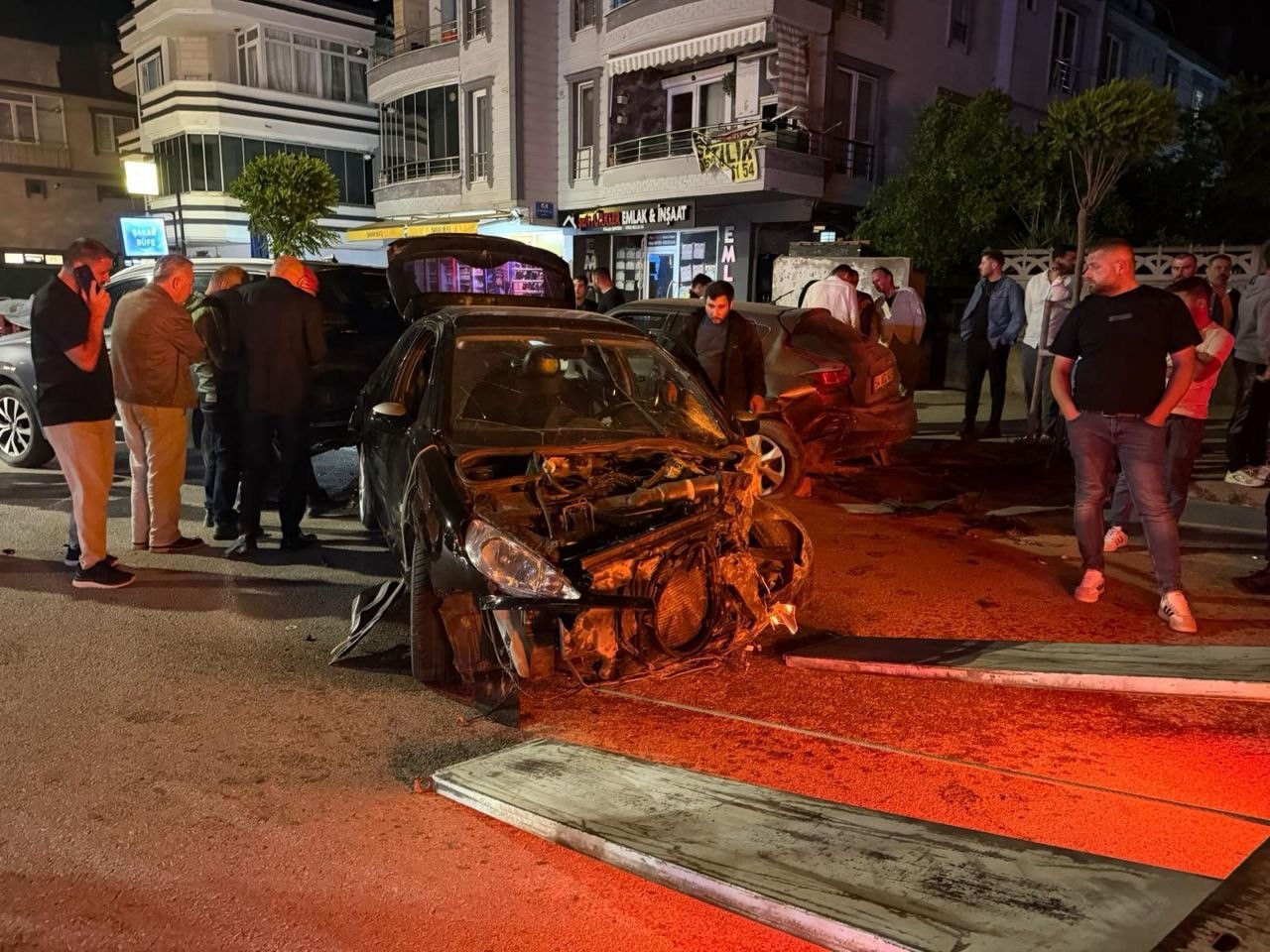 Kontrolden çıkan otomobil park halindeki araçlara çarptı: O anlar kamerada 7 kontrolden cikan otomobil park halindeki araclara carpti o anlar kamerada 3