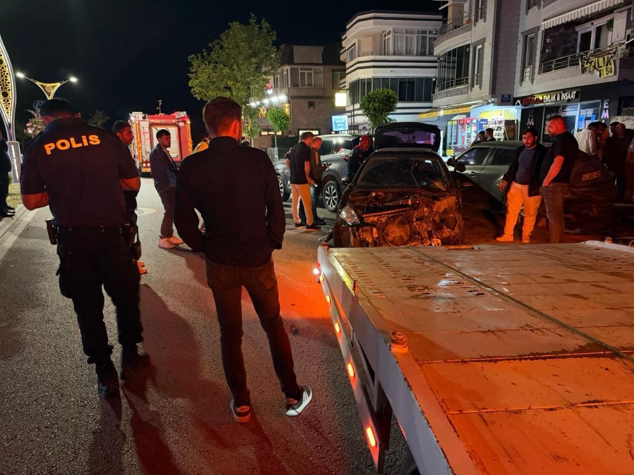 Kontrolden çıkan otomobil park halindeki araçlara çarptı: O anlar kamerada 8 kontrolden cikan otomobil park halindeki araclara carpti o anlar kamerada 4 8gCNn35B