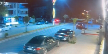 kontrolden-cikan-otomobil-park-halindeki-araclara-carpti-o-anlar-kamerada-u6Ld9MNN.jpg