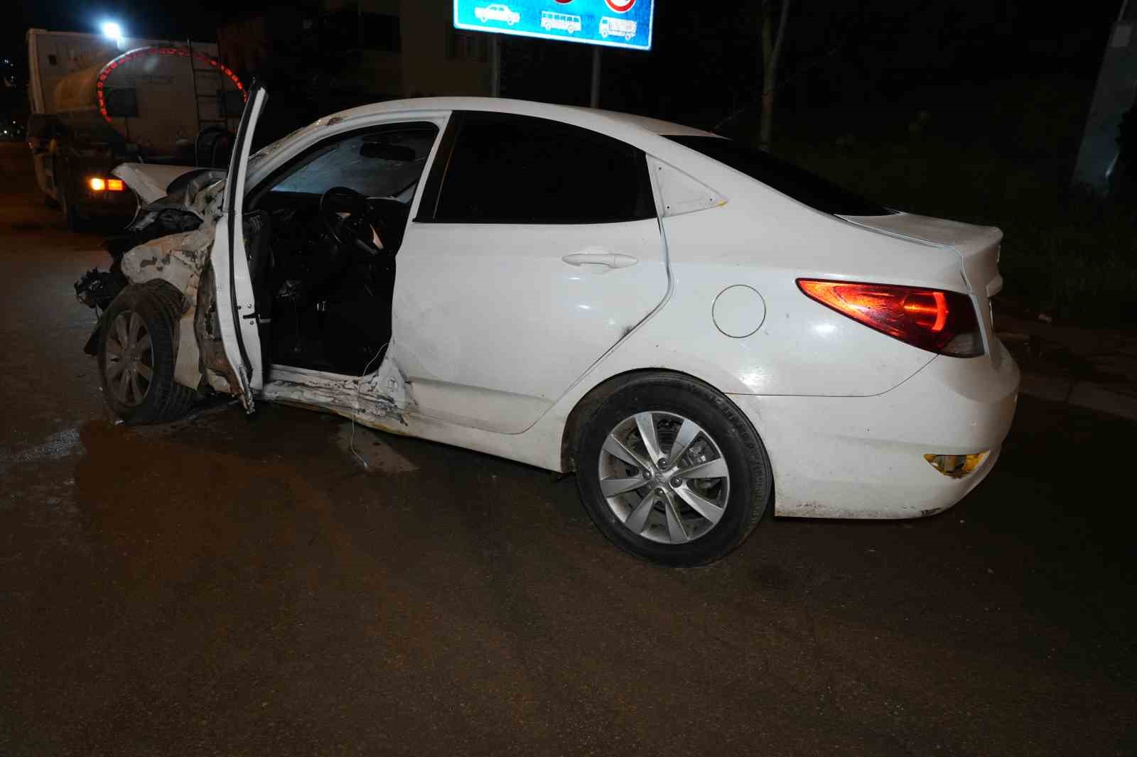 Kontrolden çıkan otomobil, park halindeki çekiciye çarptı: 1 ölü, 1 yaralı 6 kontrolden cikan otomobil park halindeki cekiciye carpti 1 olu 1 yarali 2 DqMNnLC8