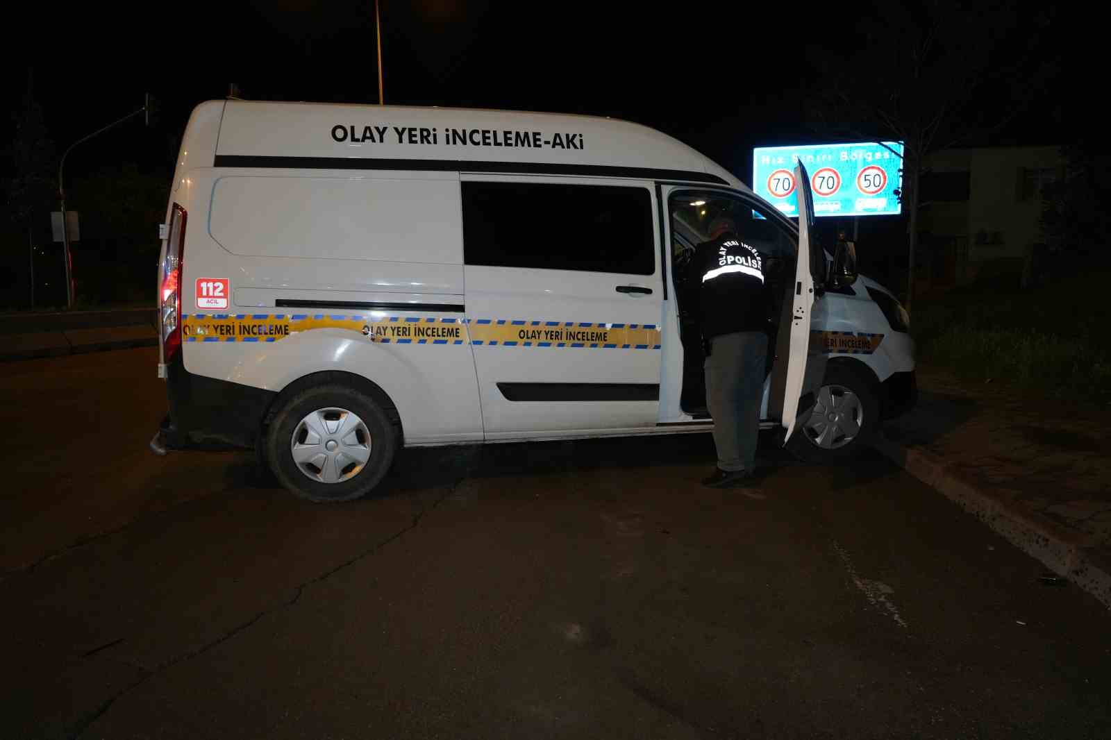 Kontrolden çıkan otomobil, park halindeki çekiciye çarptı: 1 ölü, 1 yaralı 8 kontrolden cikan otomobil park halindeki cekiciye carpti 1 olu 1 yarali 4 pysYrrTs