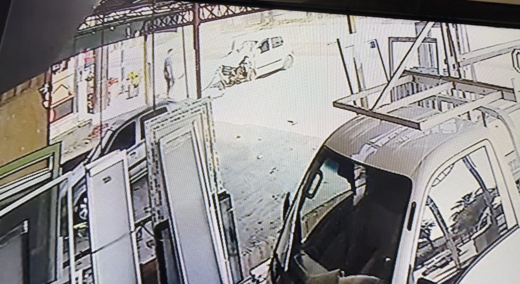 kontrolden cikan otomobil refujdeki bariyerlere carpti 1 yarali 1 lhYU52iM
