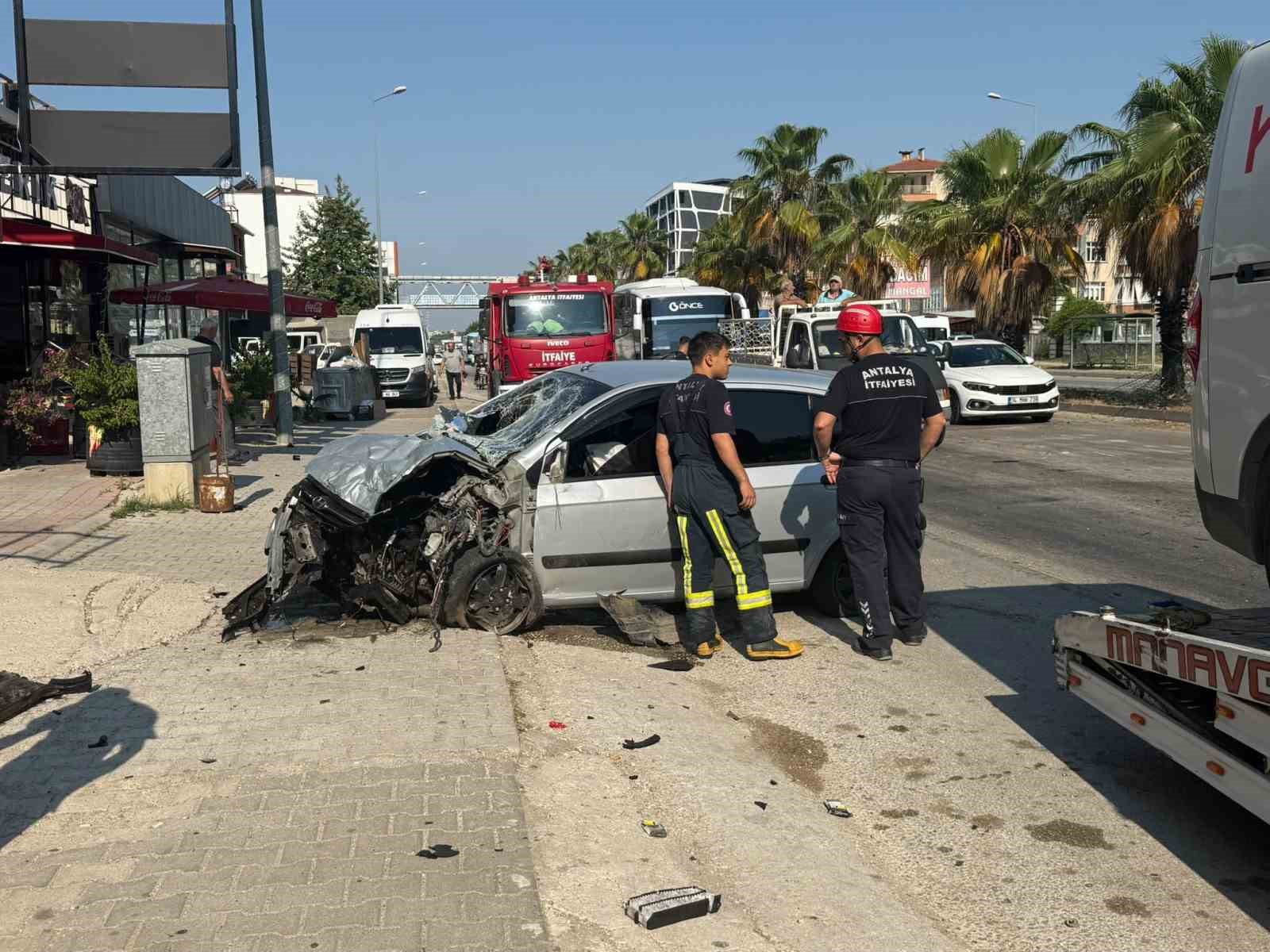 kontrolden cikan otomobil refujdeki bariyerlere carpti 1 yarali 2 P7qQ45cI