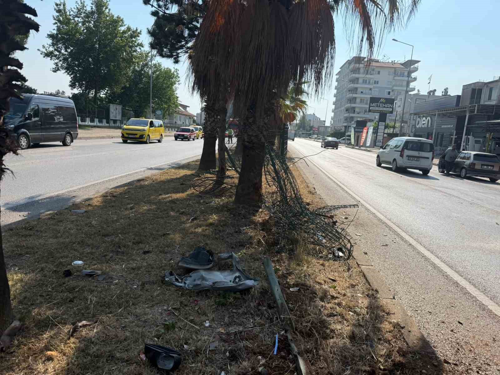 kontrolden cikan otomobil refujdeki bariyerlere carpti 1 yarali 3 aE6BRgU1