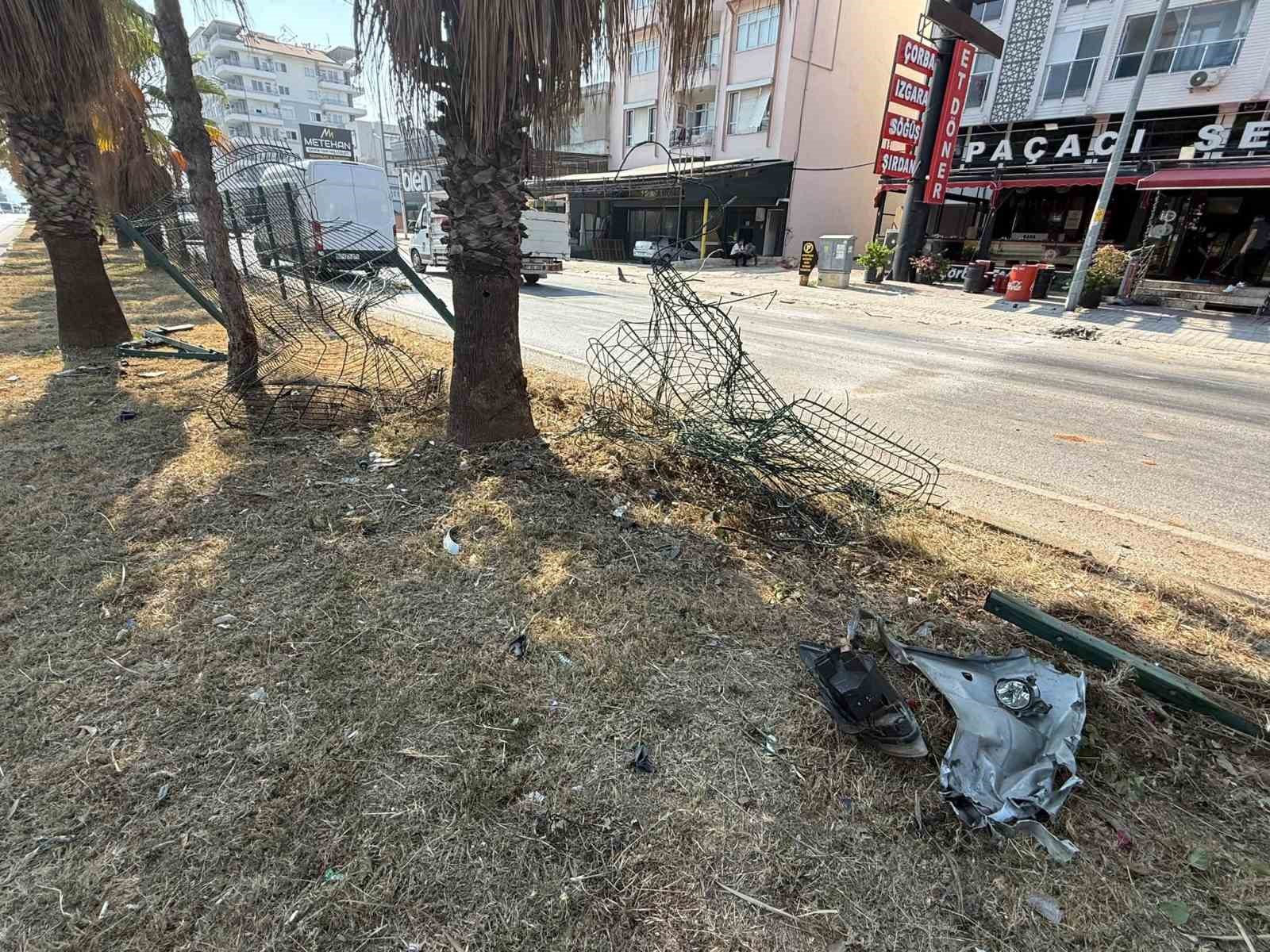 kontrolden cikan otomobil refujdeki bariyerlere carpti 1 yarali 4 U8IyJqcZ
