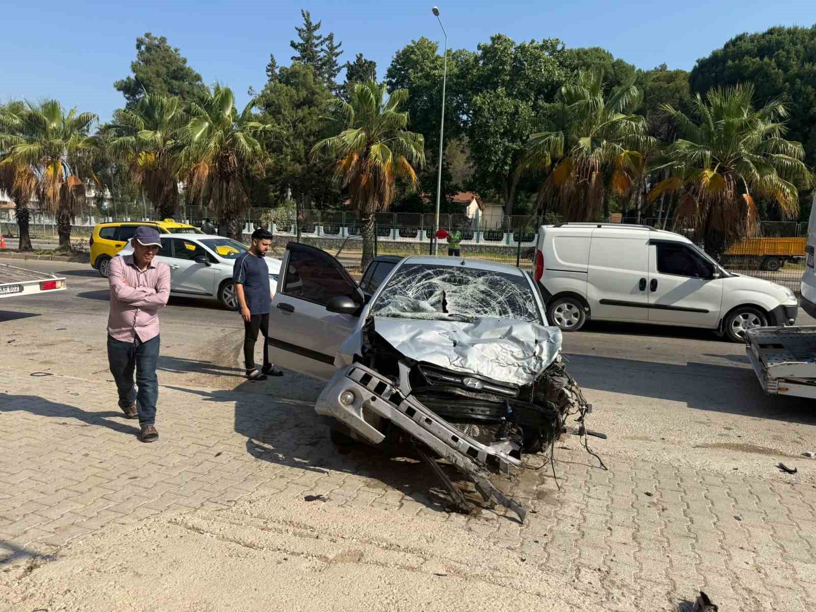 kontrolden cikan otomobil refujdeki bariyerlere carpti 1 yarali 5