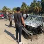 kontrolden-cikan-otomobil-refujdeki-bariyerlere-carpti-1-yarali-c9UBtRRL.jpg