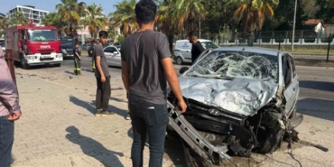 kontrolden-cikan-otomobil-refujdeki-bariyerlere-carpti-1-yarali-c9UBtRRL.jpg