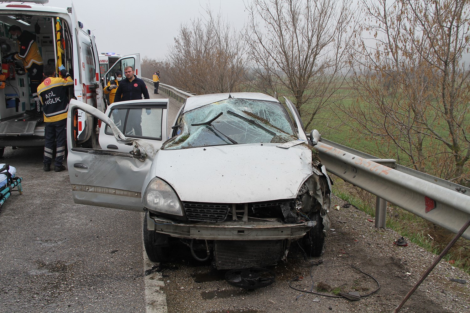 kontrolden cikan otomobil refuje ve bariyerlere carpti 1 olu 1 yarali 3 b5BIWaXu