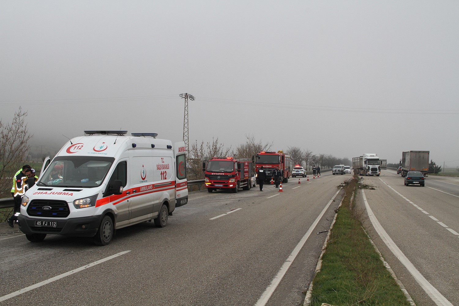 kontrolden cikan otomobil refuje ve bariyerlere carpti 1 olu 1 yarali 4 EIhPQ5Pv