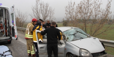 kontrolden-cikan-otomobil-refuje-ve-bariyerlere-carpti-1-olu-1-yarali-dRLeiEvM.jpg