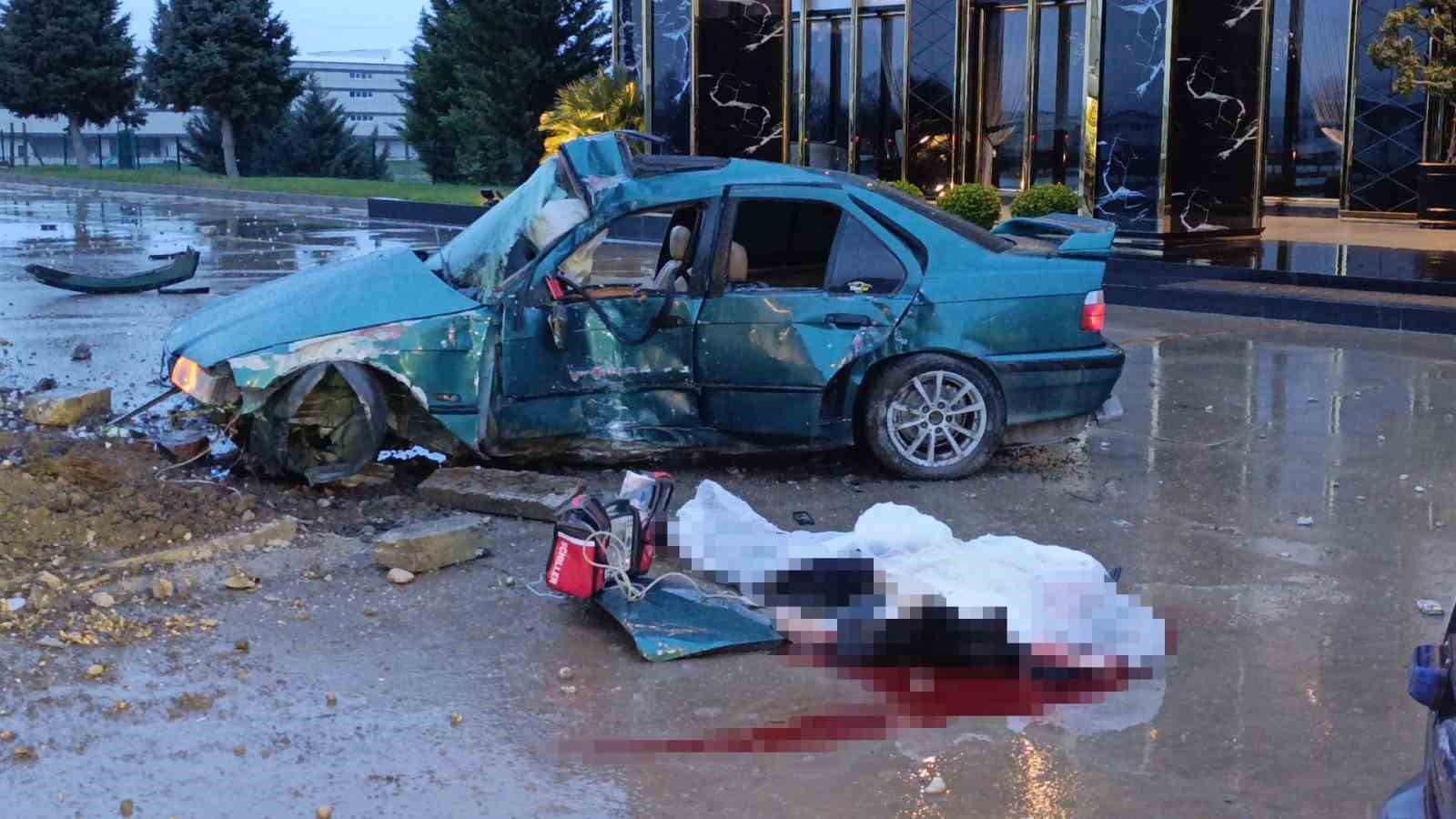 kontrolden cikan otomobil reklam panosuna carpti 1 olu 2 yarali 1 jadgwsKh