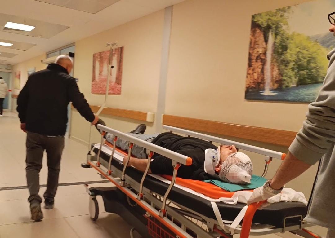 kontrolden cikan otomobil reklam panosuna carpti 1 olu 2 yarali 2 VNgIN3Km