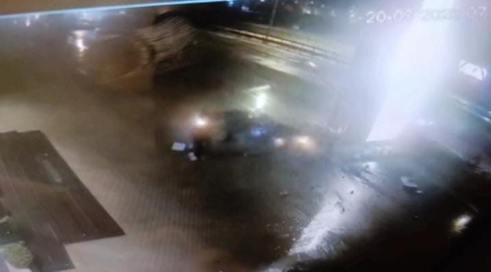 kontrolden cikan otomobil reklam panosuna carpti 1 olu 2 yarali 4