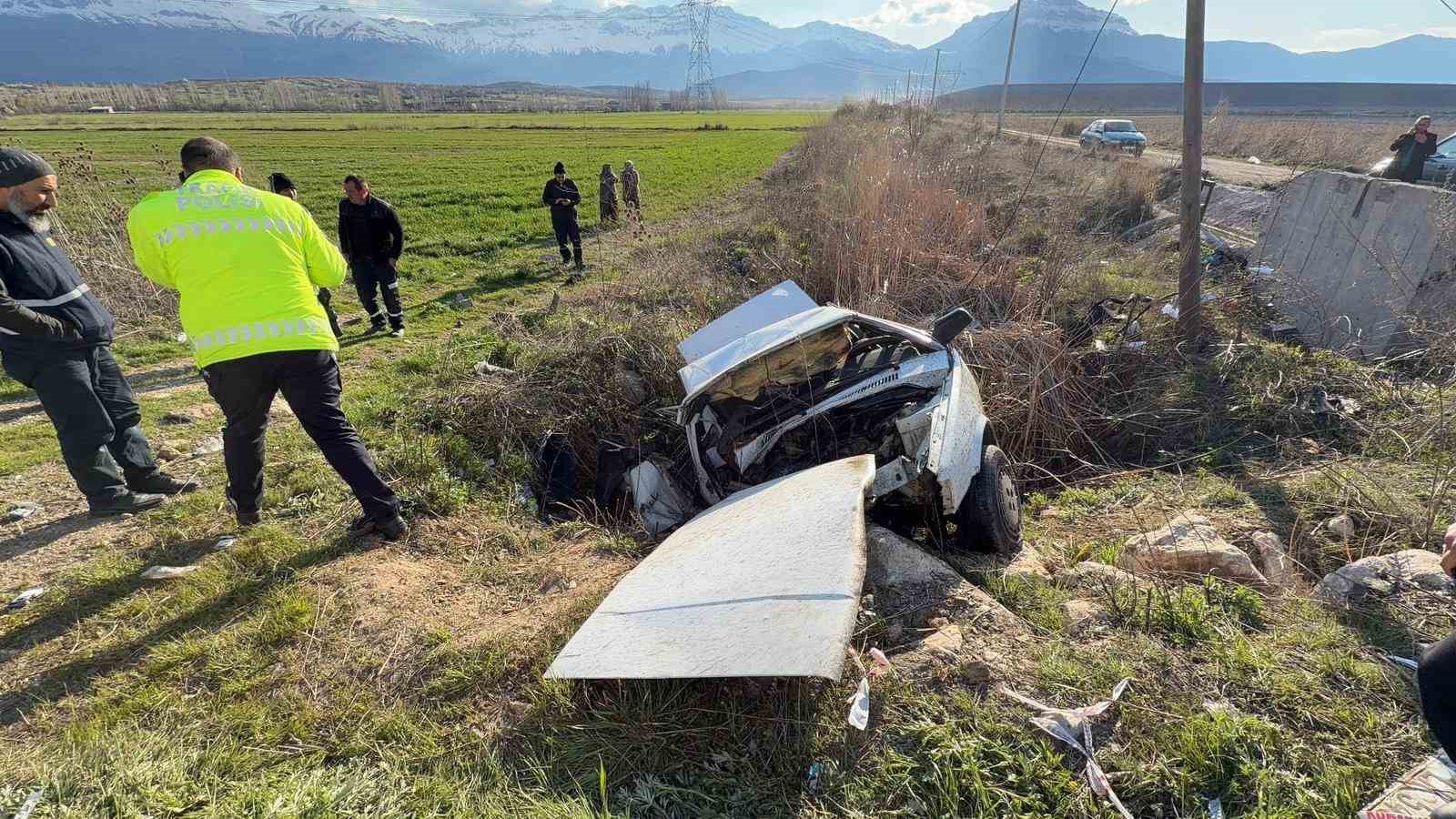 Kontrolden çıkan otomobil şarampole yuvarlandı: 2 yaralı 5 kontrolden cikan otomobil sarampole yuvarlandi 2 yarali 1 QTkdvjrg
