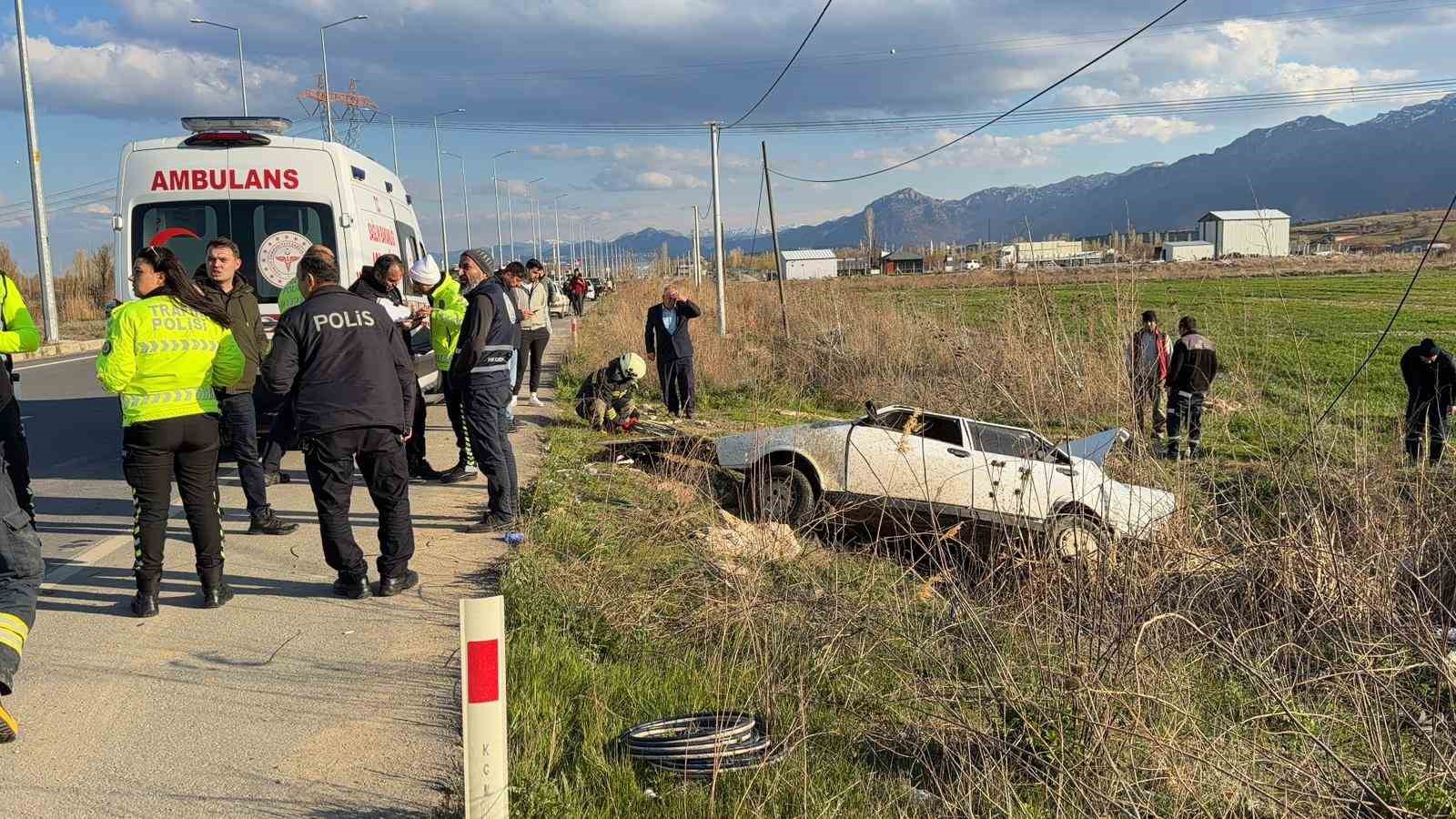 Kontrolden çıkan otomobil şarampole yuvarlandı: 2 yaralı 6 kontrolden cikan otomobil sarampole yuvarlandi 2 yarali 2 6pgCNgcS
