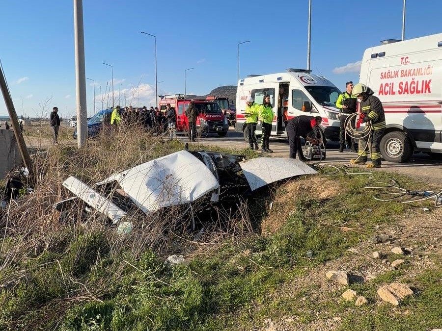 Kontrolden çıkan otomobil şarampole yuvarlandı: 2 yaralı 8 kontrolden cikan otomobil sarampole yuvarlandi 2 yarali 4 9I65kH8h