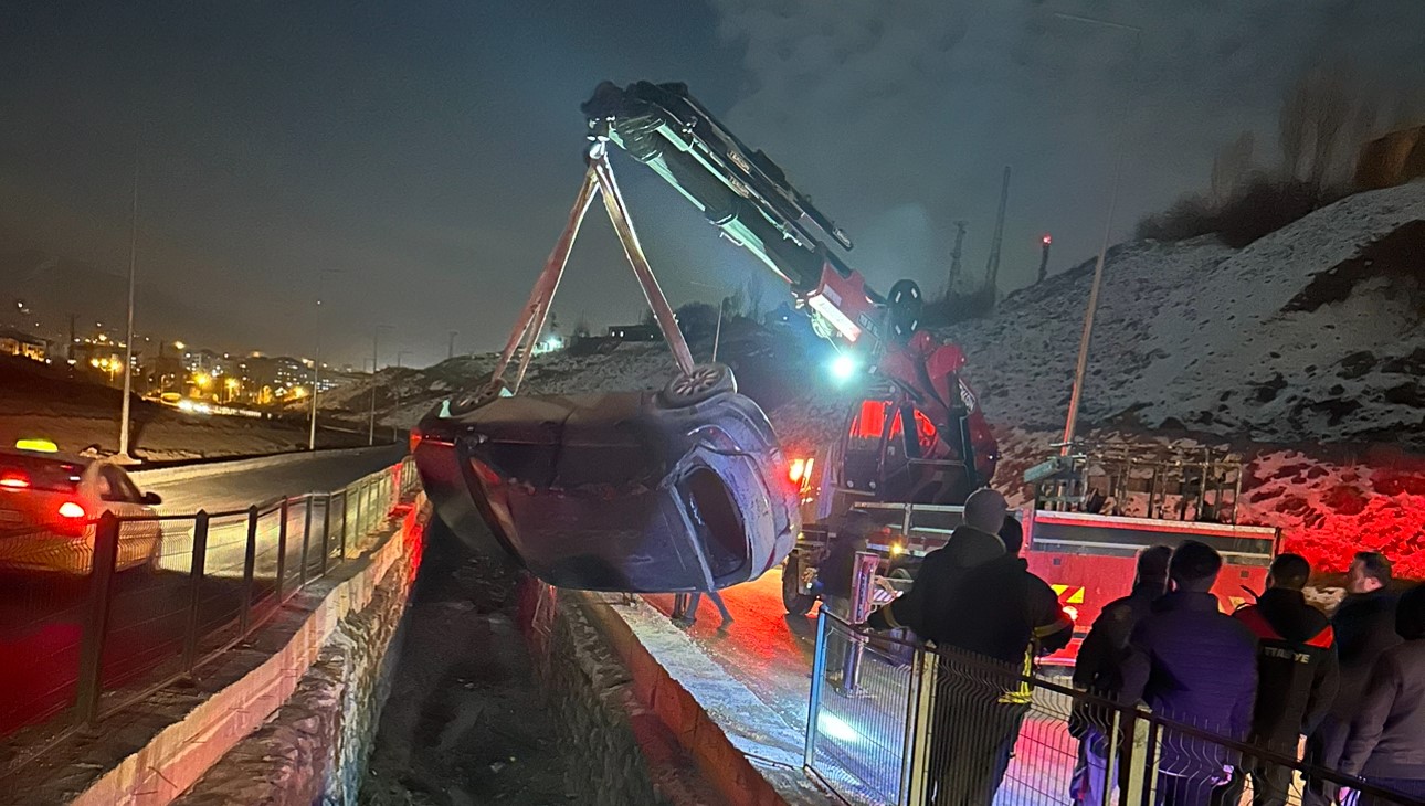 Kontrolden çıkan otomobil su kanalına düştü: 1 yaralı 4 kontrolden cikan otomobil su kanalina dustu 1 yarali 0 dg5VzwhQ