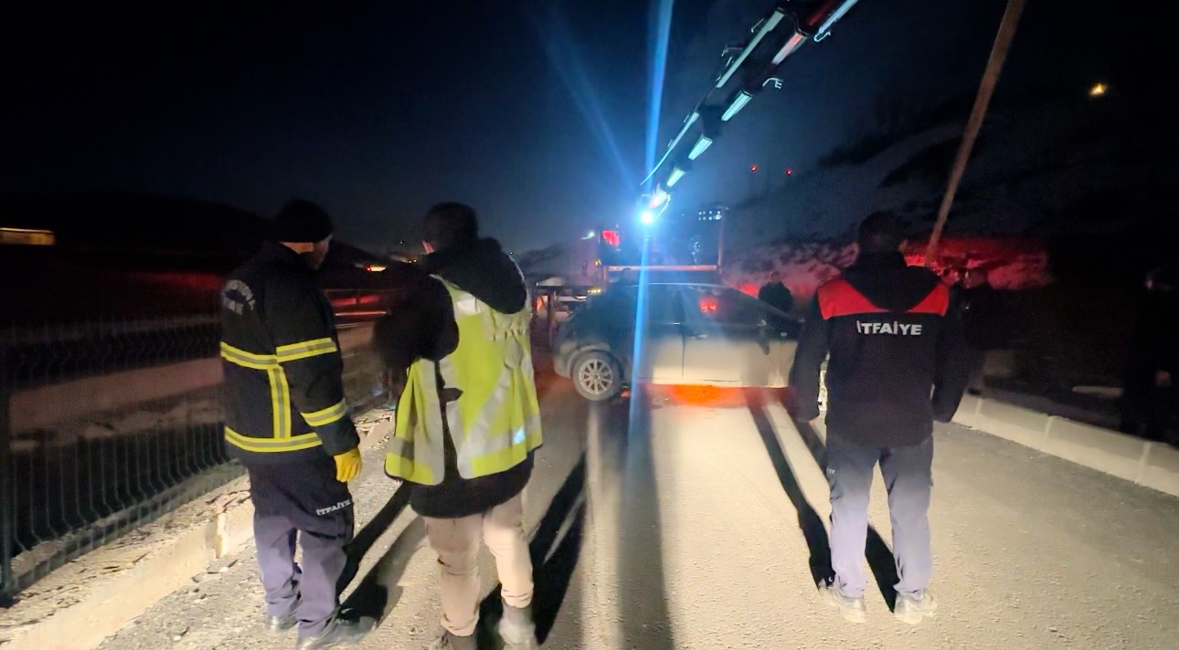 Kontrolden çıkan otomobil su kanalına düştü: 1 yaralı 5 kontrolden cikan otomobil su kanalina dustu 1 yarali 1 epahAEjj