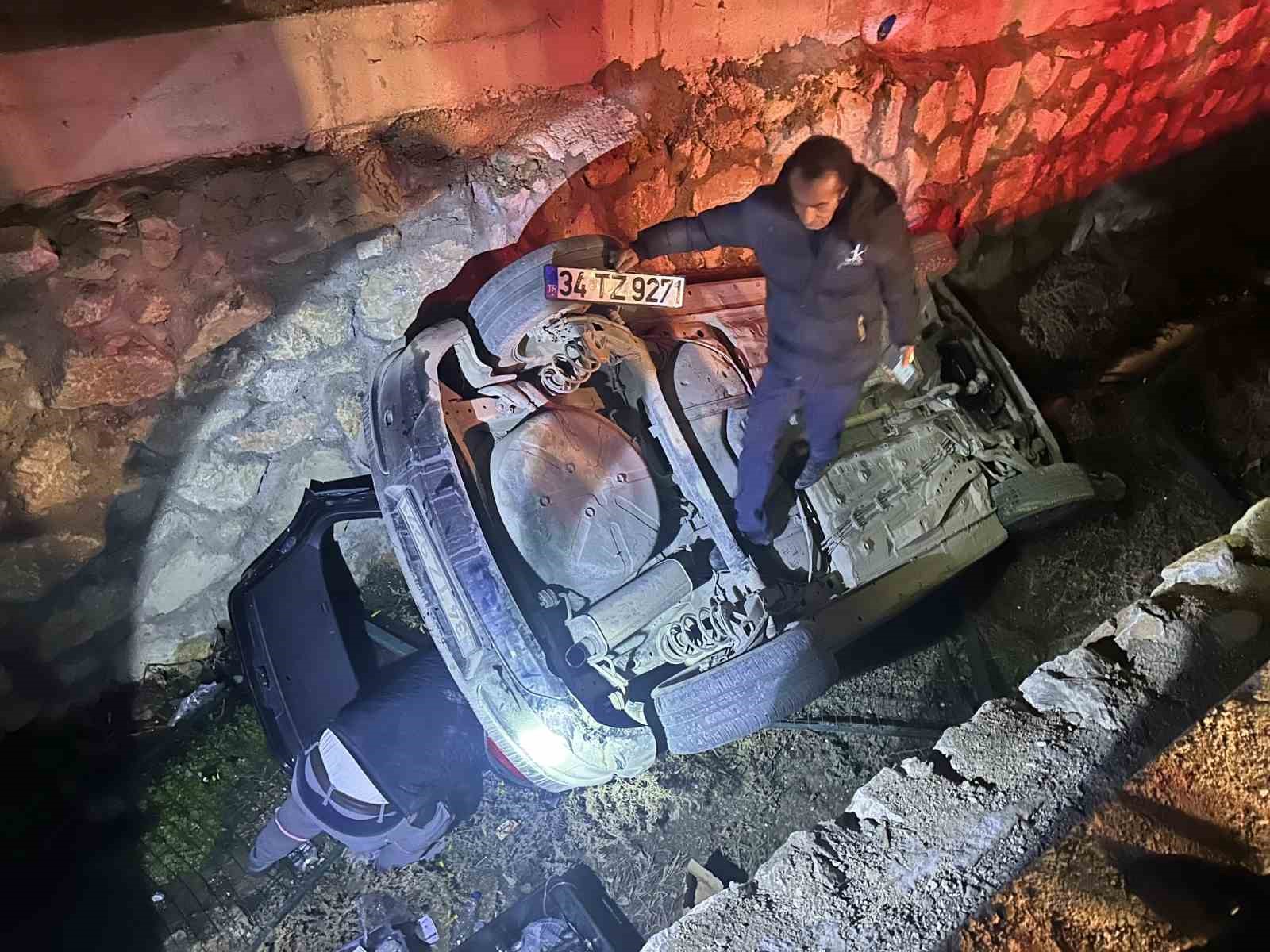 Kontrolden çıkan otomobil su kanalına düştü: 1 yaralı 16 kontrolden cikan otomobil su kanalina dustu 1 yarali 12 e3IVblbr