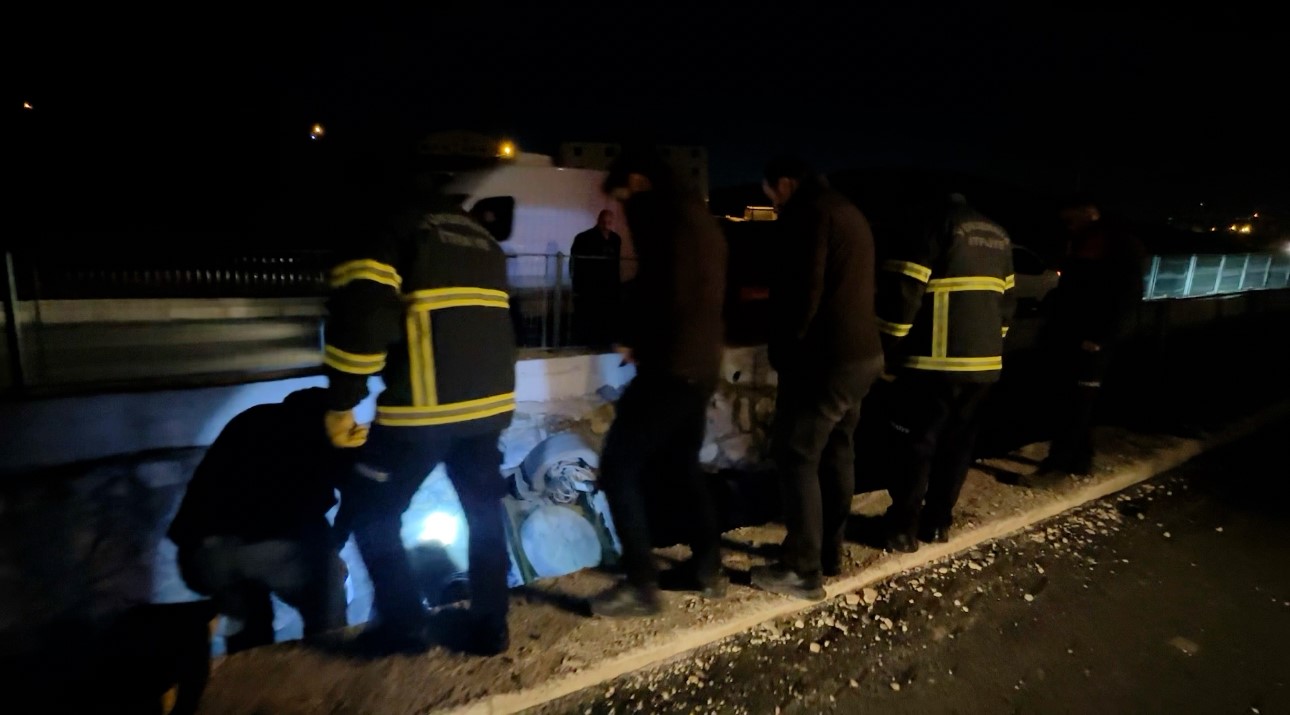Kontrolden çıkan otomobil su kanalına düştü: 1 yaralı 9 kontrolden cikan otomobil su kanalina dustu 1 yarali 5 BgcZ9ve6