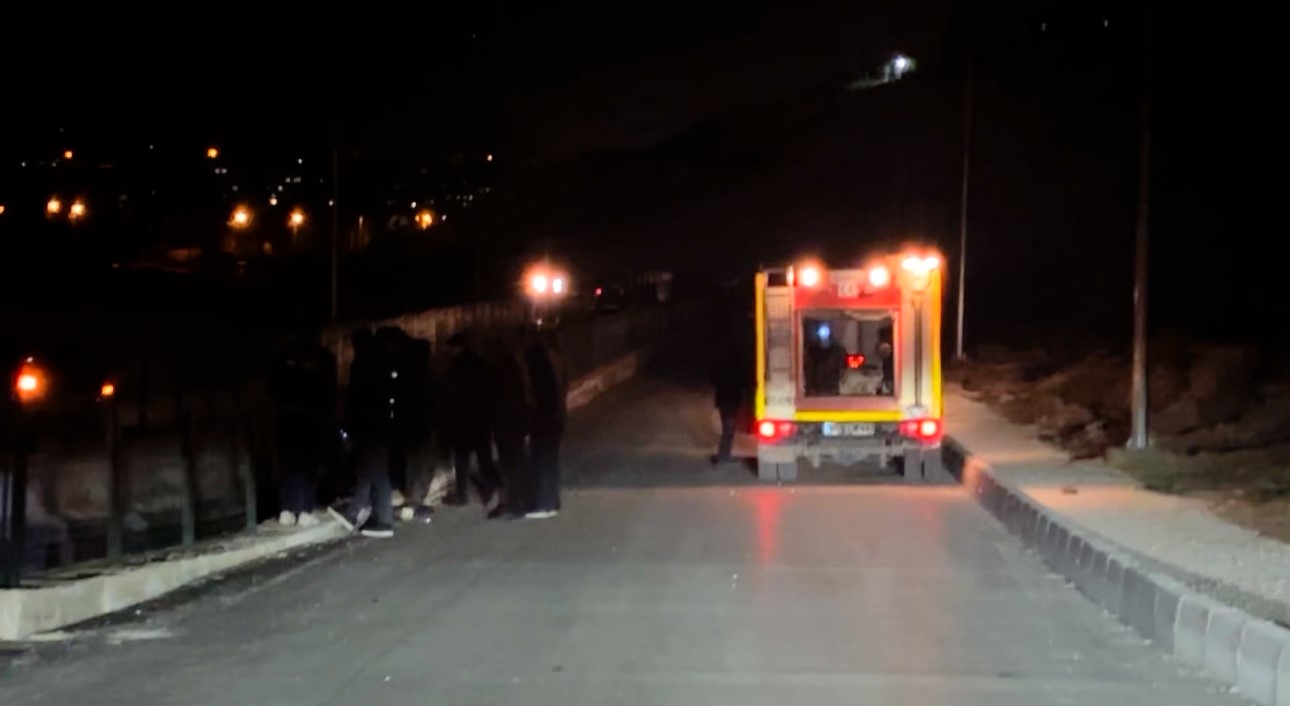 Kontrolden çıkan otomobil su kanalına düştü: 1 yaralı 12 kontrolden cikan otomobil su kanalina dustu 1 yarali 8 raDUch8p
