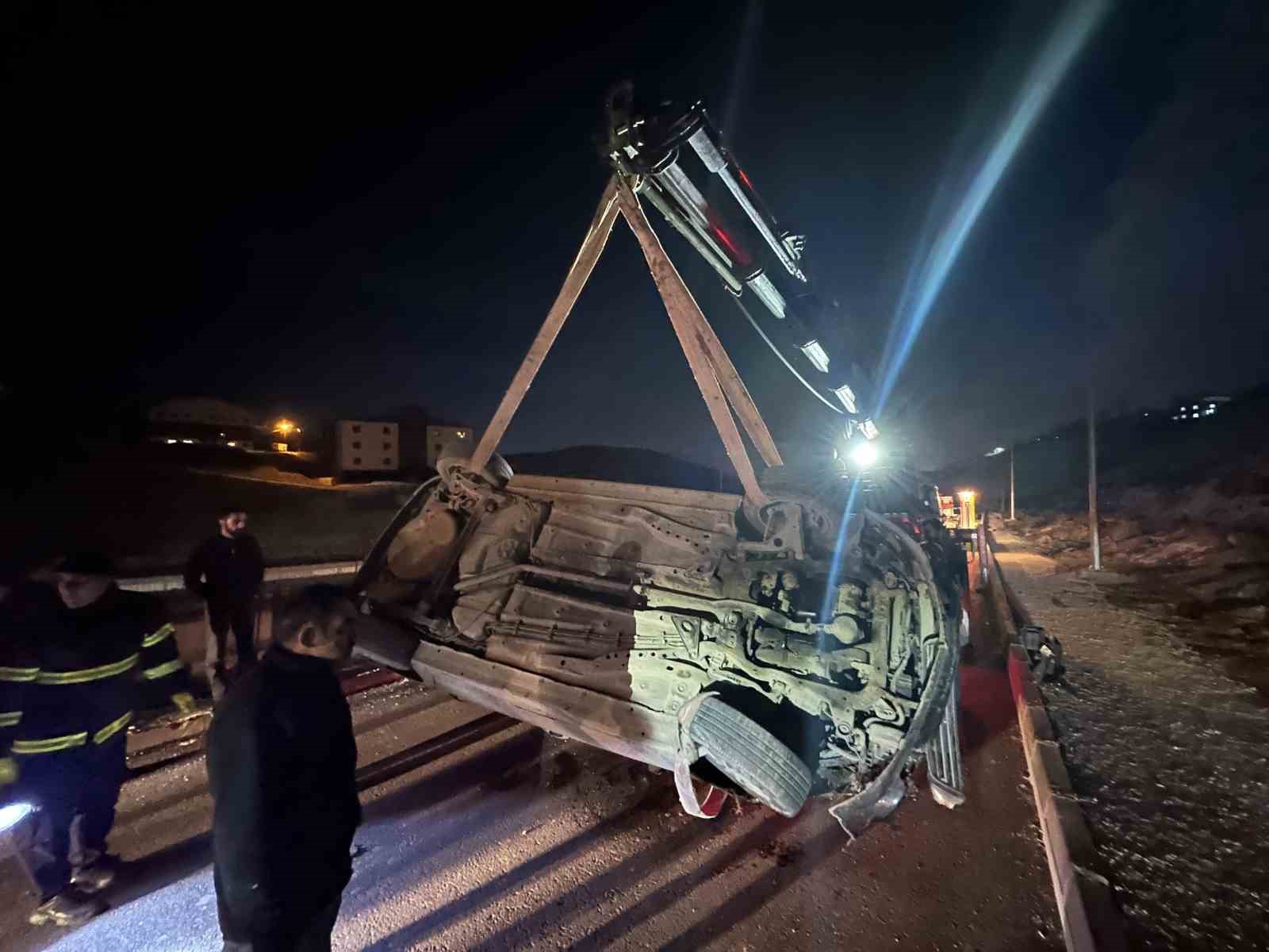Kontrolden çıkan otomobil su kanalına düştü: 1 yaralı 13 kontrolden cikan otomobil su kanalina dustu 1 yarali 9 sBYb4pSq