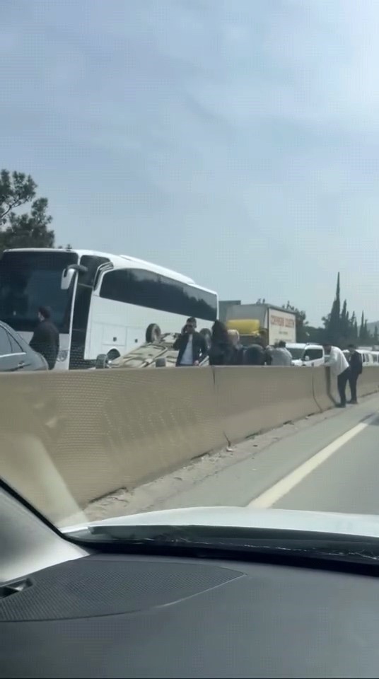 kontrolden cikan otomobil takla atip ters durdu 2 SIvznvOc