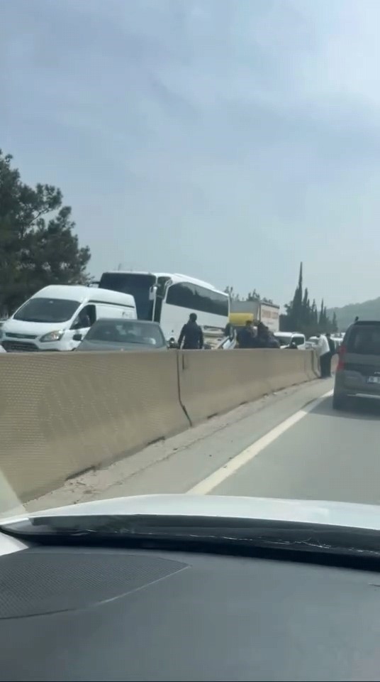 kontrolden cikan otomobil takla atip ters durdu 3 fWOHiSOH