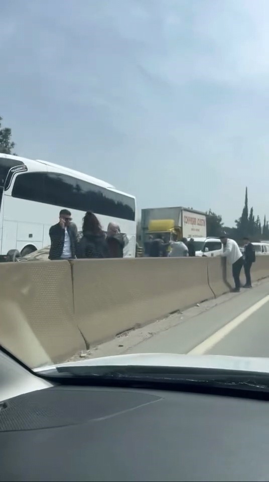 kontrolden cikan otomobil takla atip ters durdu 5