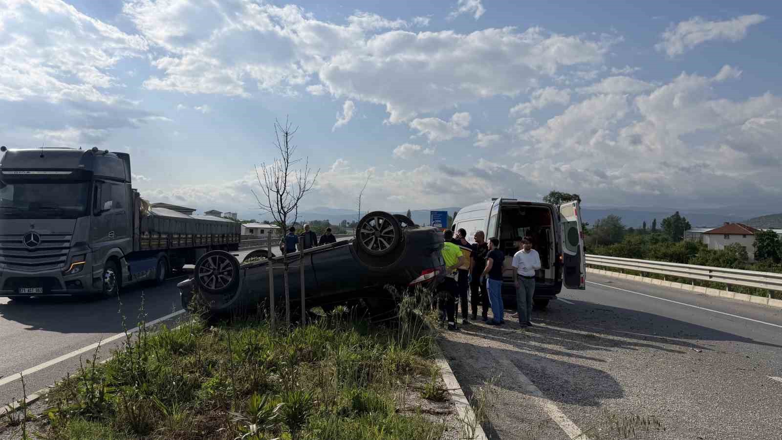 kontrolden cikan otomobil takla atti 0 2WLKbkVE